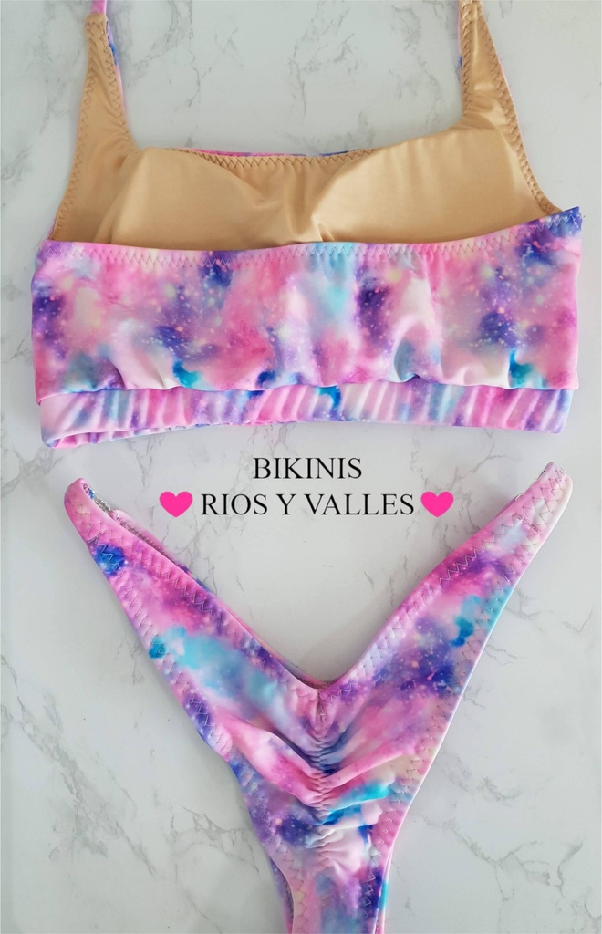 Top y parte de abajo deportivos con estampado tie dye en rosa, lila y azul