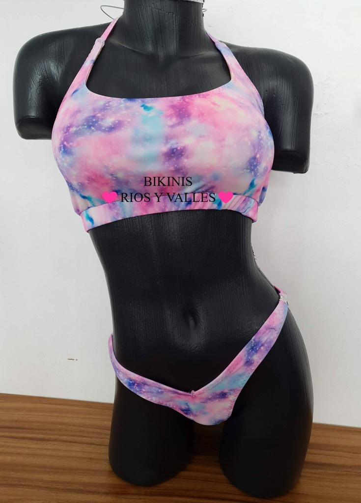 Conjunto deportivo con estampado tie dye en rosa, lila y azul puesto en un maniquí