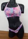Conjunto deportivo con estampado tie dye en rosa, lila y azul puesto en un maniquí